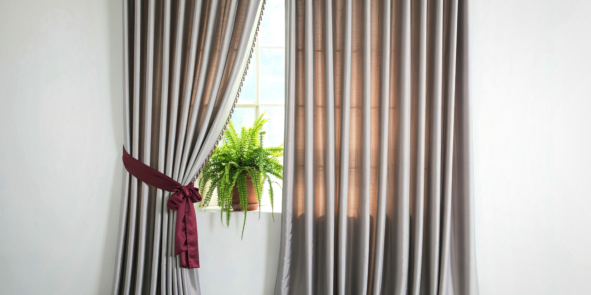 Comedor elegante con cortinas