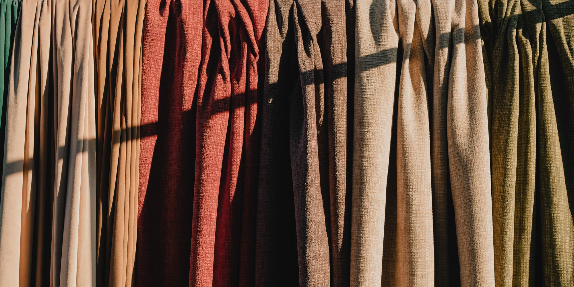 Living moderno con cortinas